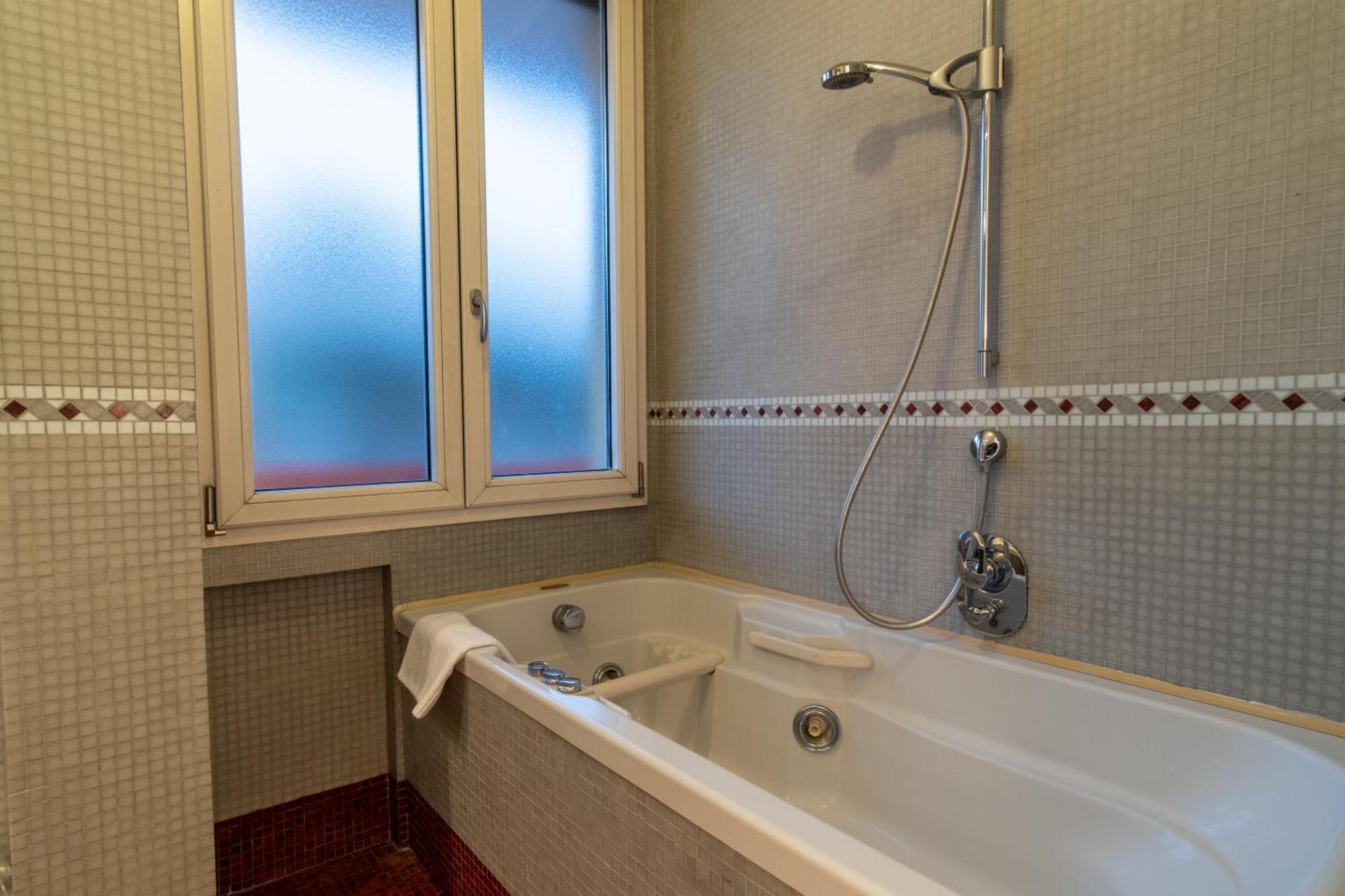 Attic With Terrace And Jacuzzi - Luxury Apartment Roma Exterior foto